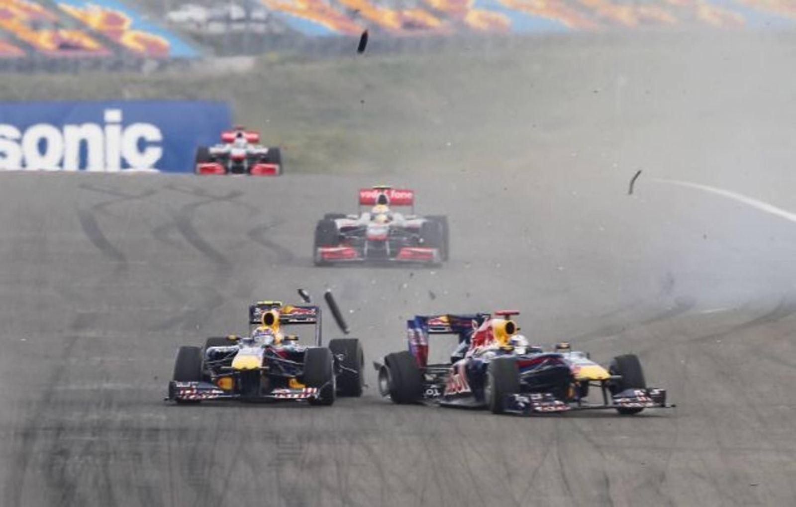 Vettel tem histórico de colisões com companheiros de time. Um exemplo é o famoso acidente com Mark Webber, da Red Bull, no GP da Turquia de 2010