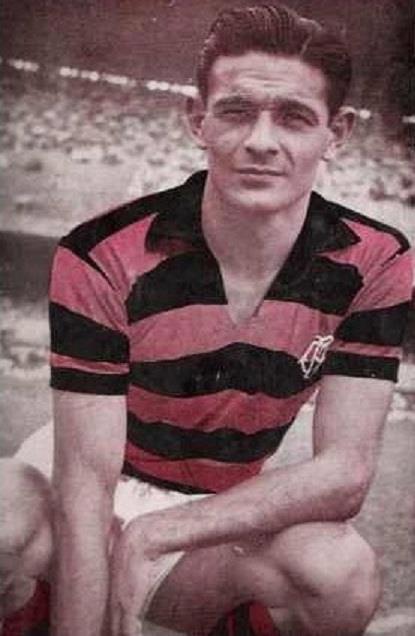 JORGE BENÍTEZ Paraguai – Atacante  Benítez atuou por 4 anos no Flamengo, entre 52 e 56. Fez parte da equipe tricampeã carioca comandada por Solich. É o segundo maior goelador estrangeiro do Rubro-Negro ao marcar 74 gols em 114 jogos.