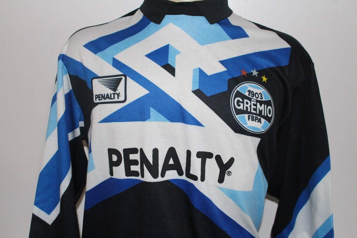 O Grêmio também teve camisa marcantes. Essa utilizada na década de 90, serviu como base para o uniforme de goleiro desta temporada, lançado pela Umbro.