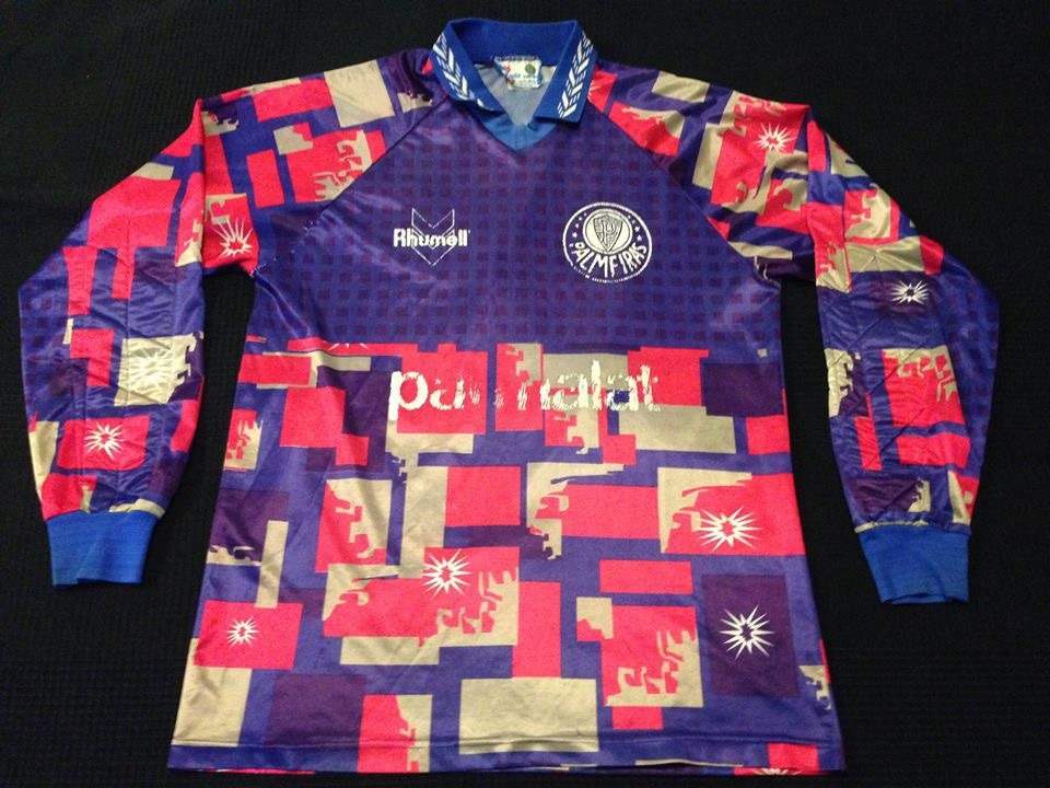 Porém, a mais marcante é essa camisa de 1995, com formas geométricas coloridas e pontos na parte frontal. 