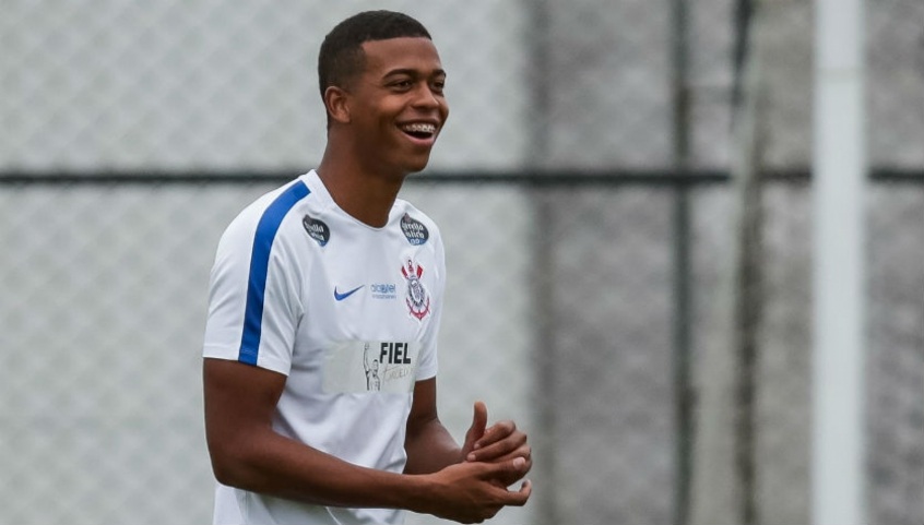 Carlinhos - Jovem da base do clube, teve seu vínculo encerrado com o Corinthians no fim do ano passado e não houve renovação. Hoje defende o São Caetano.