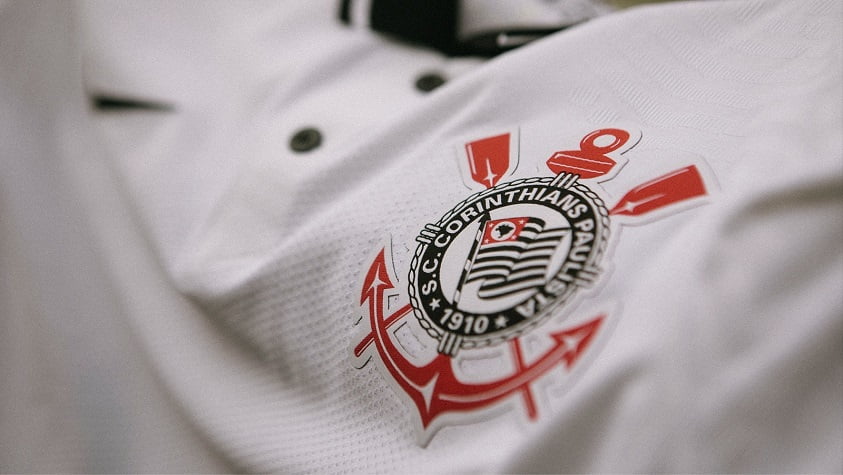 Detalhe dos dois botões e da gola polo na cor preta, grande novidade do uniforme.