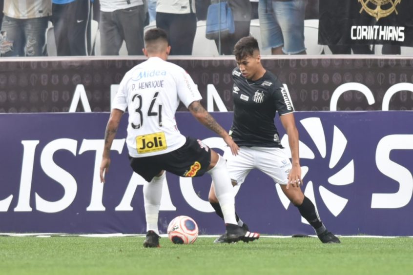 Já no confronto Santos x Corinthians, quem leva a melhor é o Timão. Foram 132 vitórias do Alvinegro da Capital, contra 107 triunfos do Peixe. Ao longo do confronto, foram 95 empates.