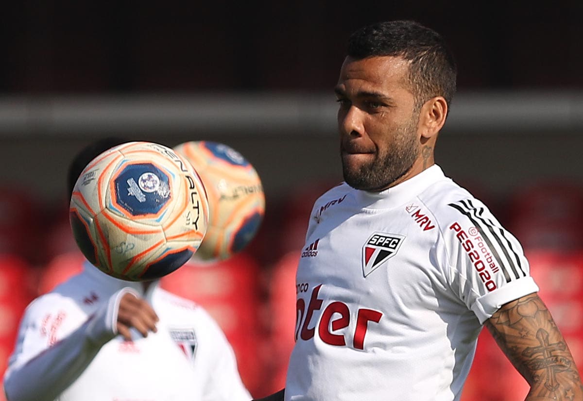 ESFRIOU - Daniel Alves concedeu longa entrevista coletiva virtual na tarde desta terça-feira e, embora tenha dito até que "baixou muito" a expectativa para acertar com o São Paulo, prometeu que não vestirá a camisa de outro clube do Brasil.