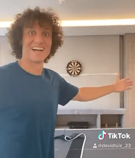 No Instagram ou no TikTok, o zagueiro David Luiz, do Arsenal, também é bastante presente e arranca risada dos seguidores.