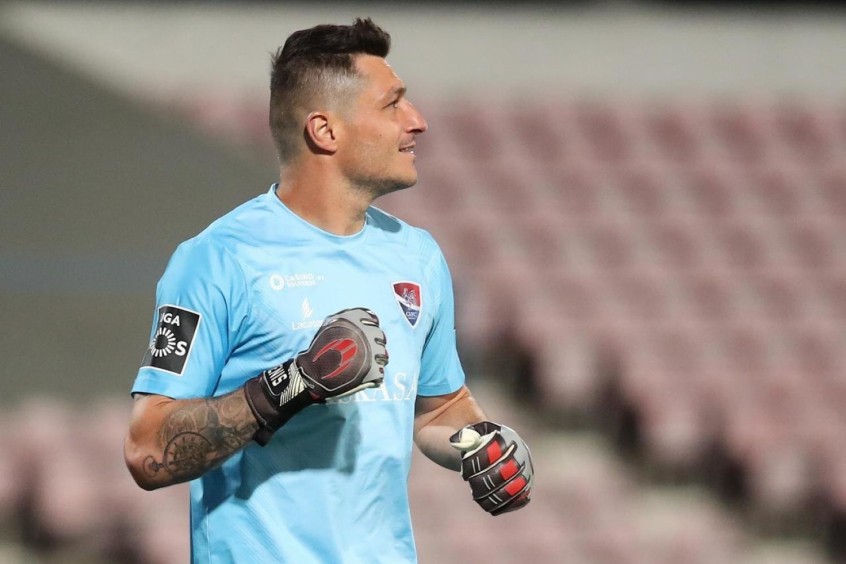 Denis - O goleiro começou na Ponte Peta e chegou ao São Paulo em 2009, ficando na reserva de Ceni até 2017, quando o goleiro se aposentou. Foi alvo de diversas críticas da torcida, que não achava o jogador à altura do ídolo. Atualmente está no Gil Vicente, de Portugal, e foi eleito pelo jornal 'Record', o melhor goleiro do Campeonato Português desse ano.