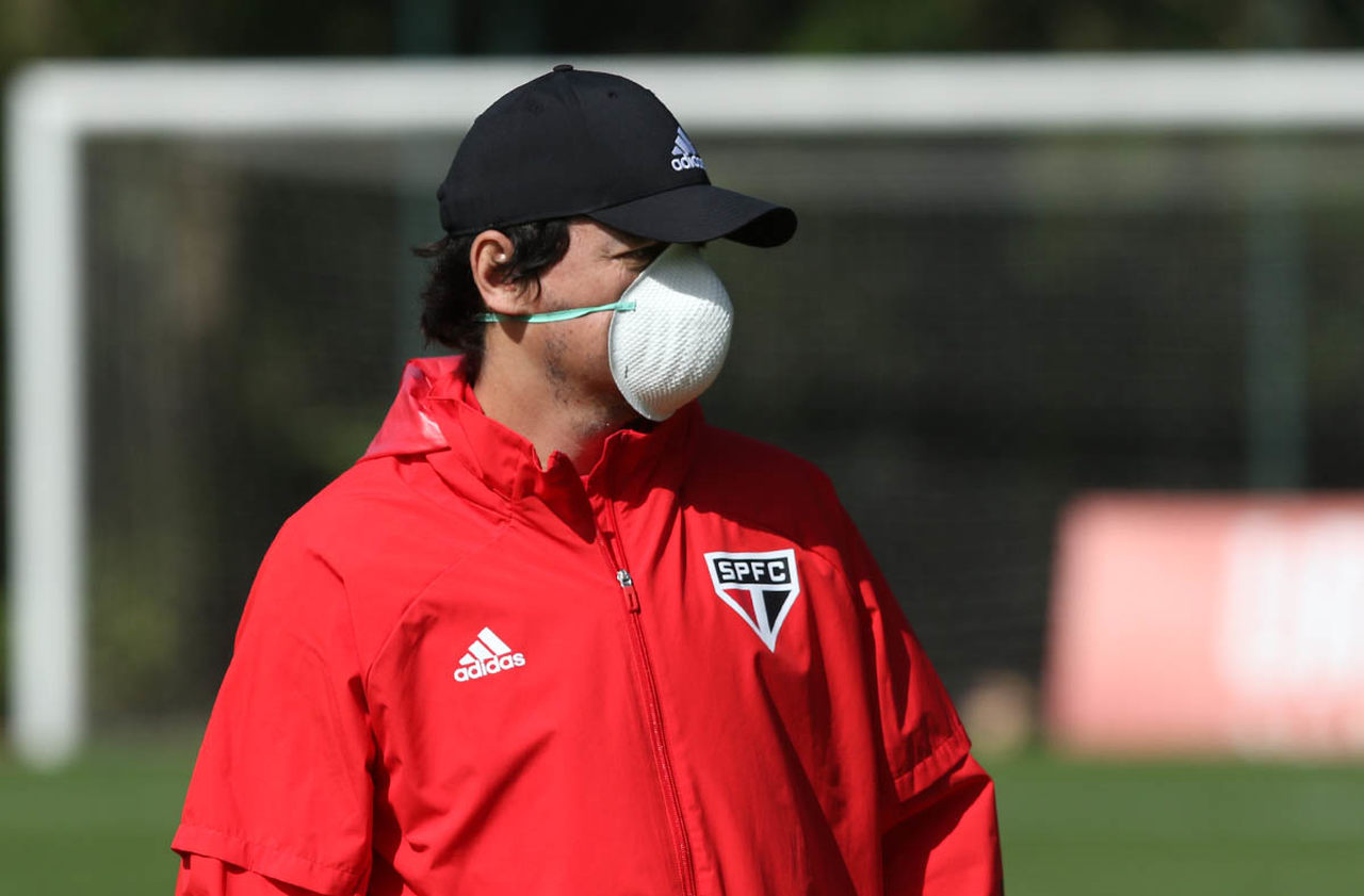 O técnico Fernando Diniz e todos os outros membros da comissão técnica usaram máscara durante todo o período de atividades. Os únicos livres desta obrigação são os jogadores.