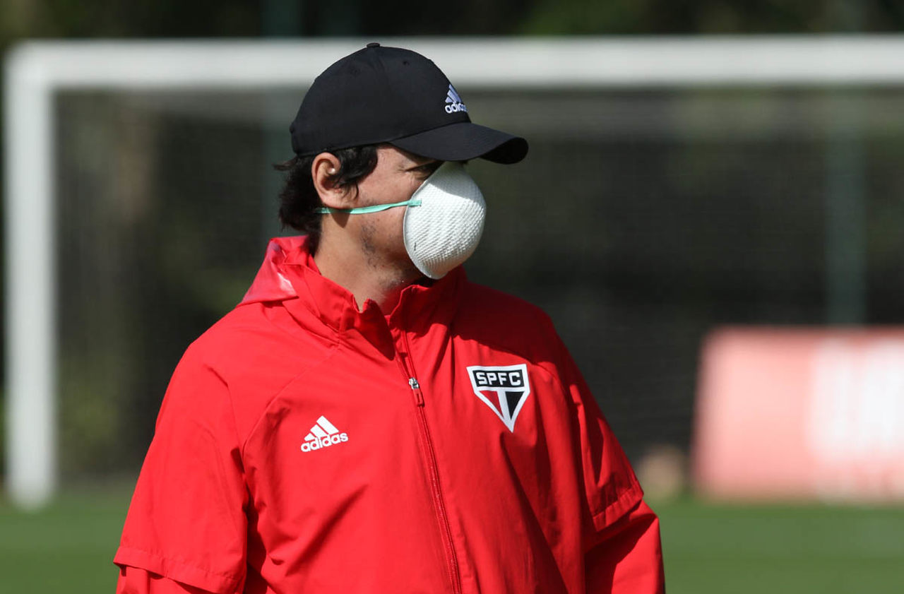 Fernando Diniz resolveu escalar um time reserva do São Paulo contra o Guarani, às 16h deste domingo, na Vila Belmiro. O Tricolor já está classificado para as quartas de final e, por isso, optou por dar rodagem aos atletas que não costumam começar jogando. A maioria deles teve poucas oportunidades em 2020. Veja na sequência quem vai e quem pode ser utilizado em Santos. O único habitual titular escalado deverá ser o goleiro Tiago Volpi.