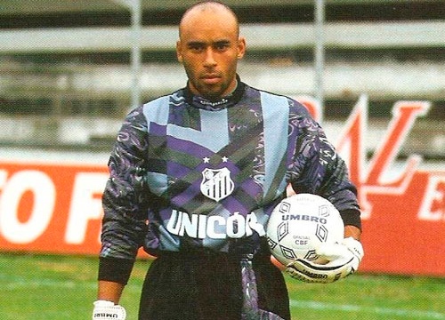 O Santos também teve camisas marcantes de goleiro. Edinho vestiu essa com mistura de azuis na década de 90.