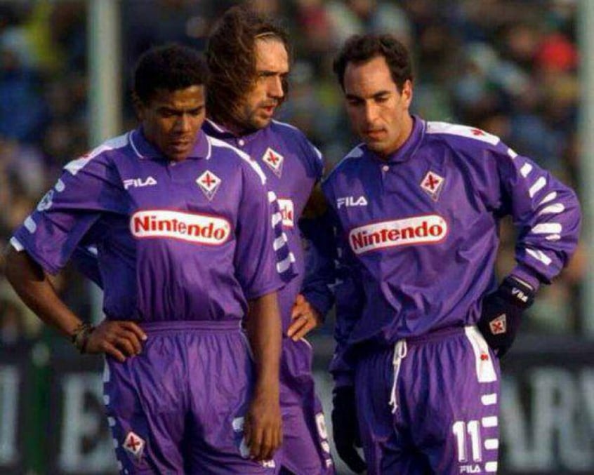 Marcada como primeira equipe italiana a disputar uma final de clubes da Europa (em 1957), a Fiorentina lidou com problemas financeiros no ano de 2002. Além de ter US$ 50 milhões em dívidas (o equivalente a R$ 157 milhões), o clube não arcava com os salários dos jogadores.