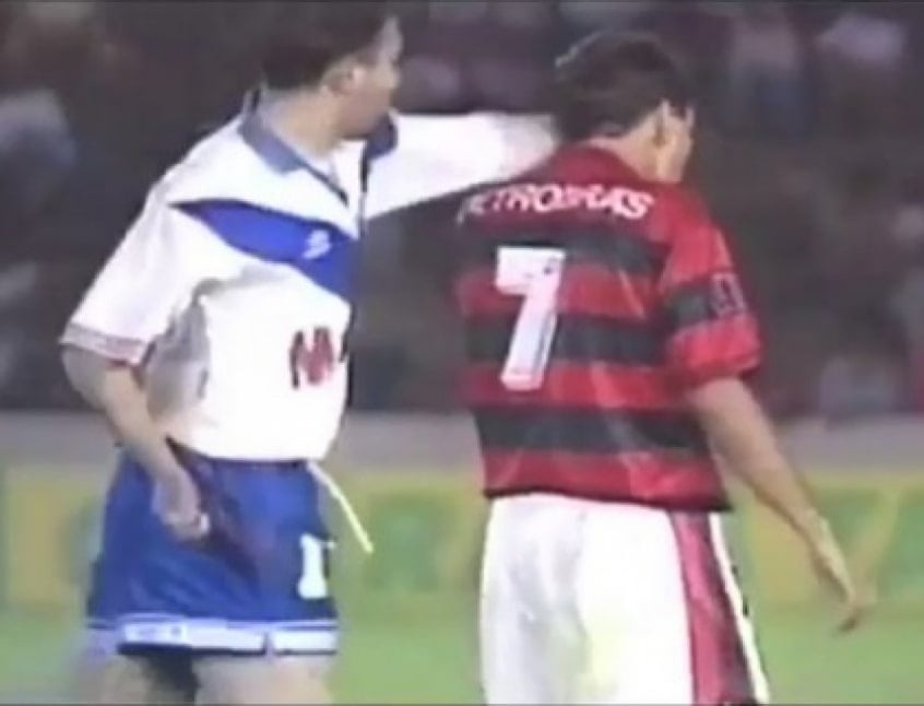 No ano seguinte, quando era jogador do Flamengo, agrediu um jogador do Vélez, que revidou, na Supercopa da Libertadores.