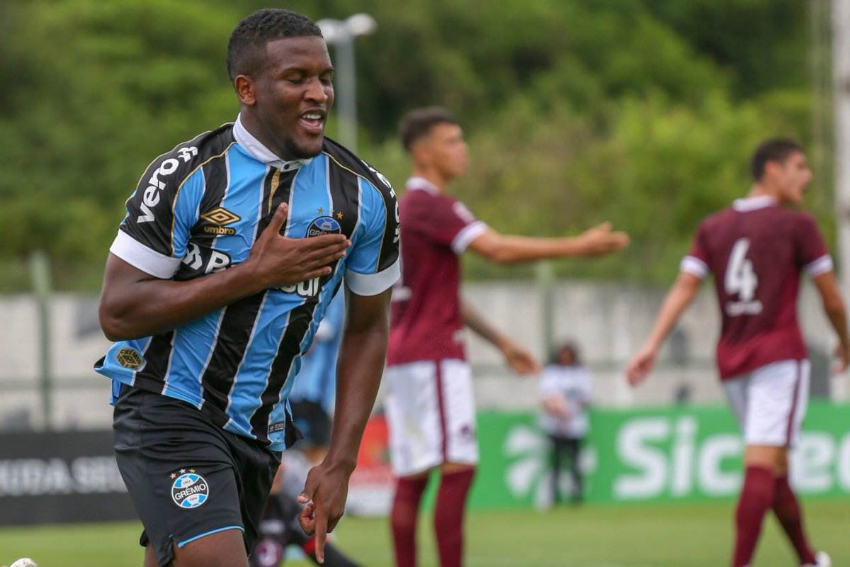 Elias (Grêmio) - O atacante Elias pode despontar como mais uma grande revelação das categorias de base do Grêmio, que nos últimos anos já apresentou talentos como os de Matheus Henrique, Jean Pyerre, Everton e Pepê.