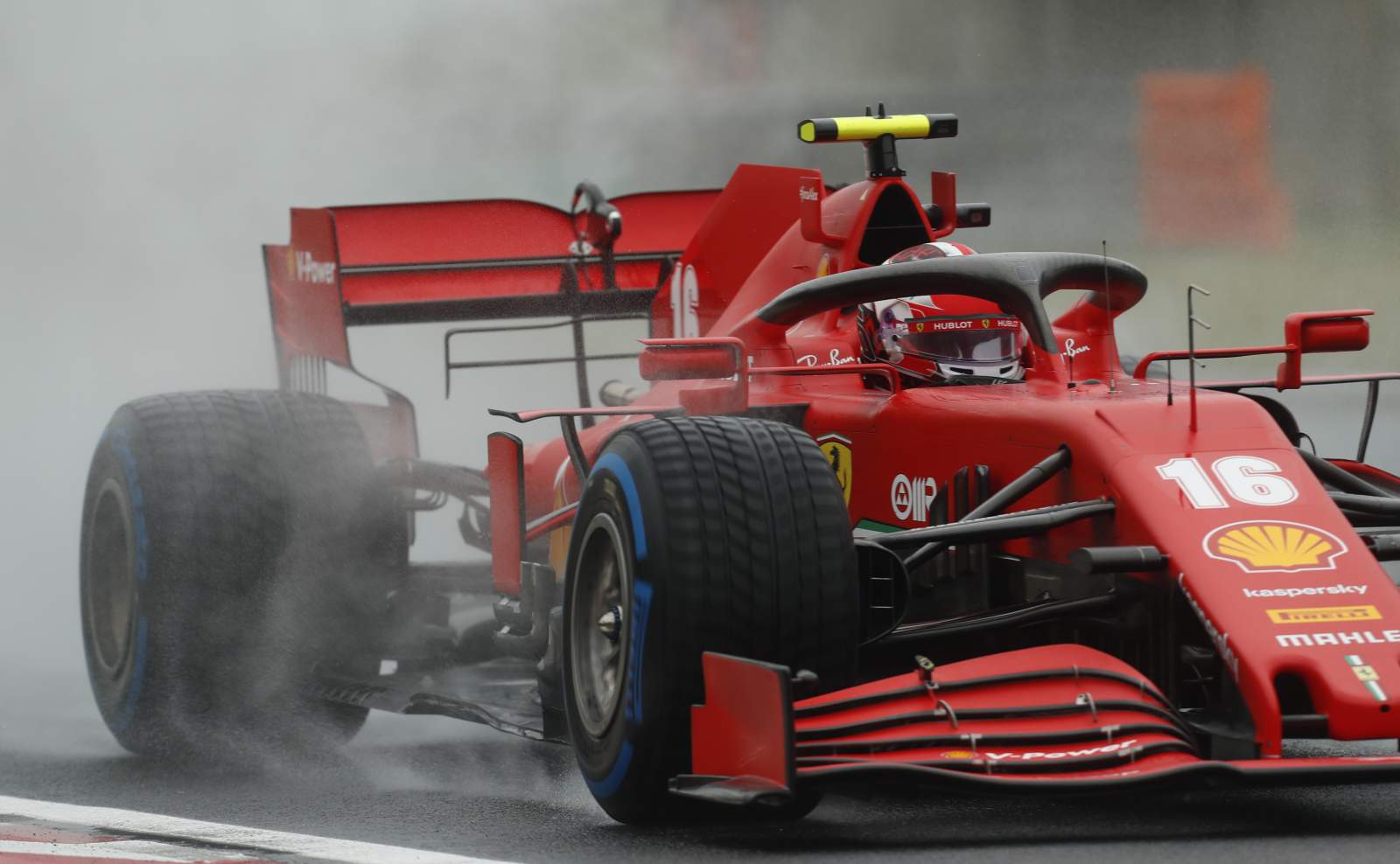 Charles Leclerc e sua Ferrari no Hungaroring