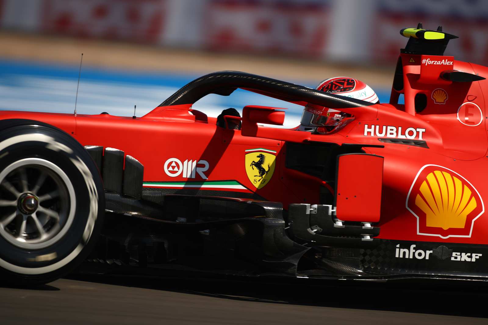 Leclerc ficou com 1min27s570. O tempo foi suficiente para ficar à frente de Lewis Hamilton