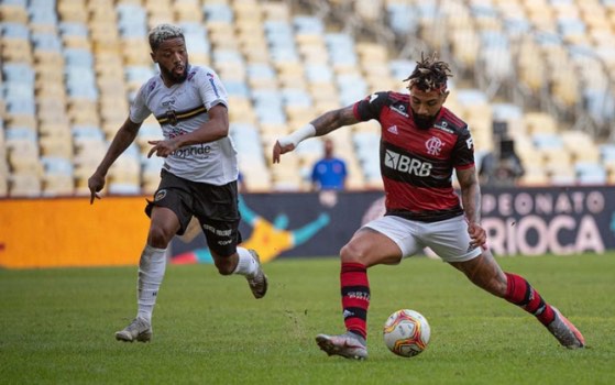 Com o direito de transmissão próprio garantido, o Flamengo resolveu cobrar 10 reais a quem não fosse sócio pela transmissão de Flamengo x Volta Redonda, pela semifinal da Taça Rio. A medida gerou revolta entre torcedores. 