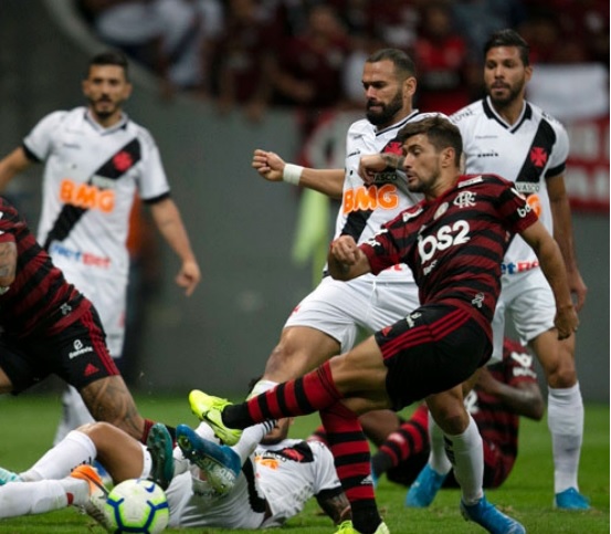 Quem manda em Flamengo x Vasco é o Rubro-Negro, que já venceu em 154 oportunidades. O Cruzmaltino possui 137 vitórias, e são ainda 118 empates na história do confronto.