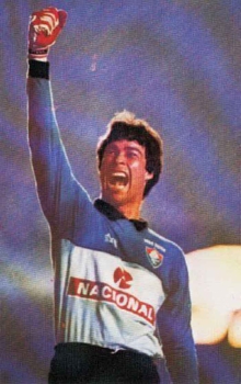 No Fluminense, o goleiro Paulo Victor fez história com essa camisa azul e detalhes em branco na década de 90.