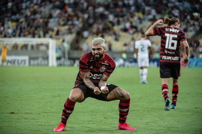 Mesmo sem entrar em campo na decisão da última quarta-feira, Gabigol terminou o Campeonato Carioca como o grande artilheiro da competição. Com 8 gols marcados, o camisa 9 dividiu o topo do ranking com João Carlos, do Volta Redonda. Goleador dos últimos dois Brasileiros e da Libertadores 2019, Gabriel agora é também do Estadual. Essa foi a 30ª vez que o clube da Gávea fez o artilheiro do Carioca. Relembre todos! 