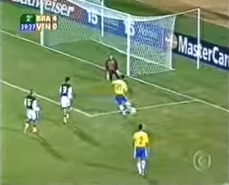 ‘Olha o que ele fez, olha o que ele fez!’. O profissional também emprestou sua voz para narrar o golaço de Ronaldinho Gaúcho pela Seleção diante da Venezuela, em 99.