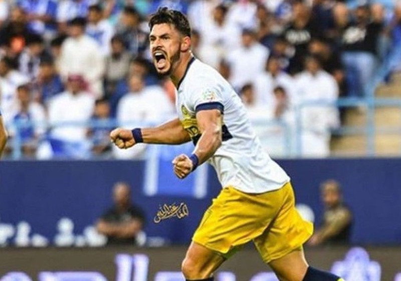 FECHADO – O atacante Giuliano rescindiu o contrato com o time árabe Al-Nassr. O brasileiro tomou a decisão após o clube não cumprir a determinação da Fifa de pagar as pendências com o jogador. O atleta entrou na Justiça contra os árabes reivindicando cinco meses de salários atrasados. Agora, está livre para assinar com outro time.  