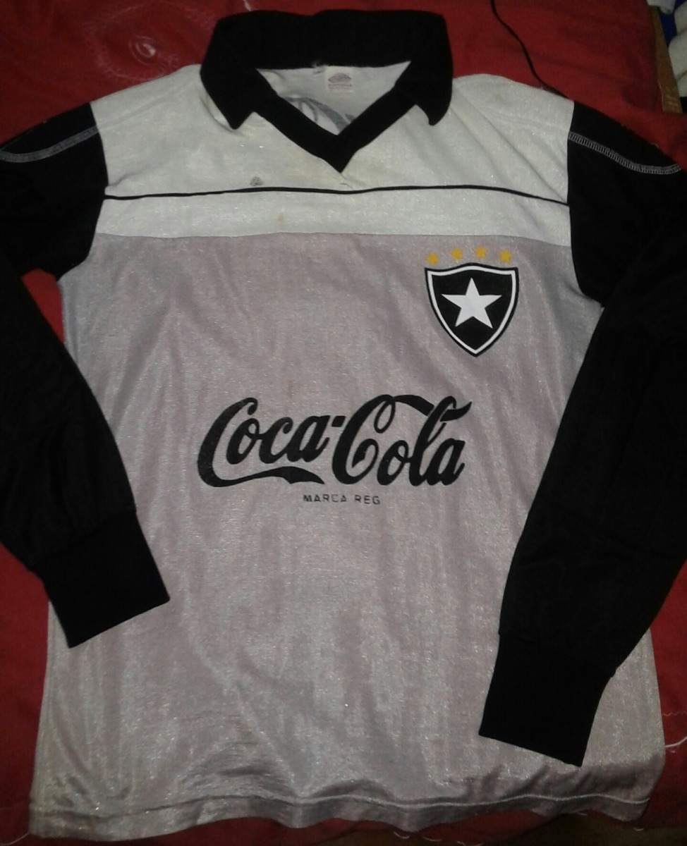 Outra camisa bastante lembrada é cinza, com mangas pretas e patrocínio da Coca-Cola, também na década de 90.