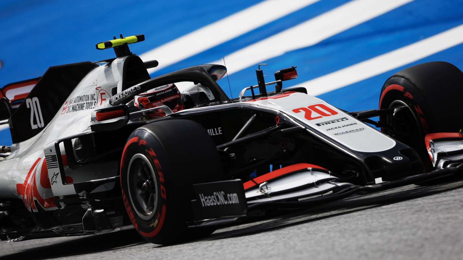 Magnussen, apesar das dificuldades, ficou na frente do companheiro de equipe