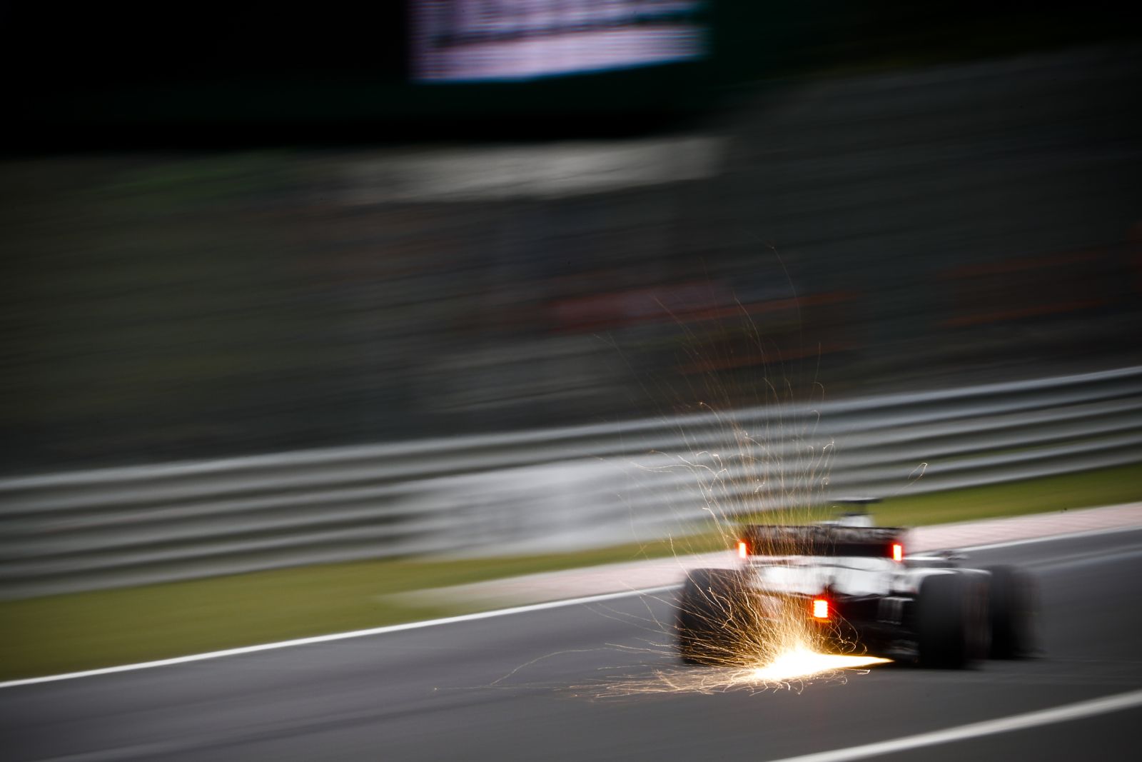 Romain Grosjean parte apenas do 18º lugar neste domingo (19)