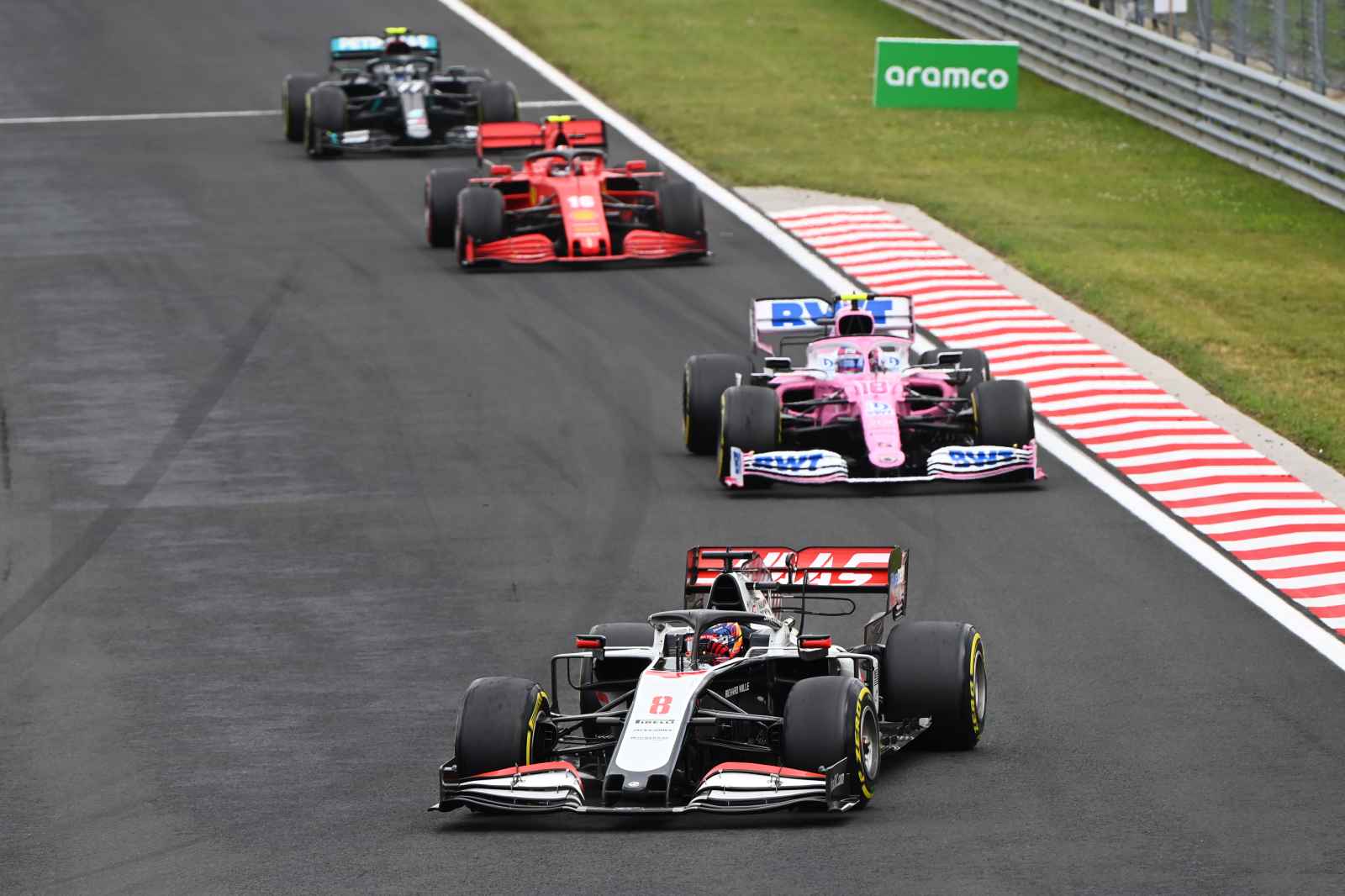A Haas apostou na estratégia e os dois pilotos pararam antes da largada para pneus de pista seca
