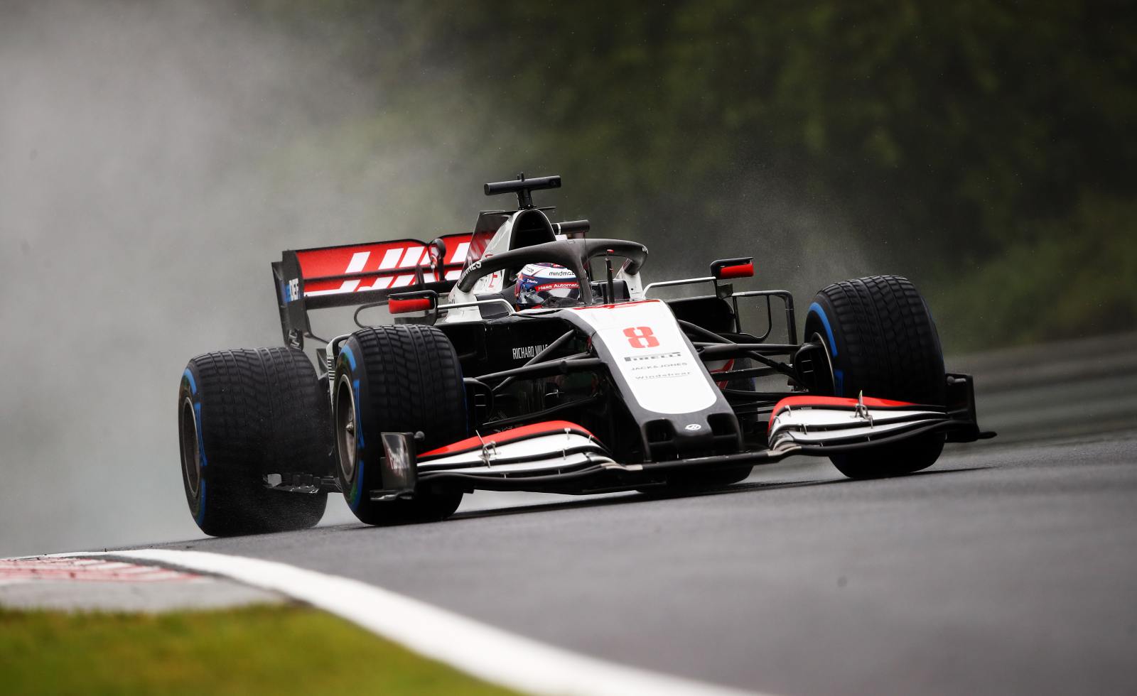 Romain Grosjean acelera sua Haas pela pista molhada