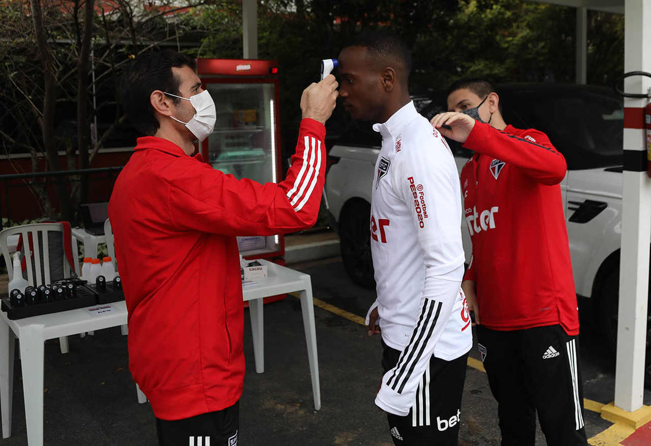 Helinho, recuperado de lesão no tornozelo, está de volta à rotina do elenco. E passou por todos os cuidados antes do treino.