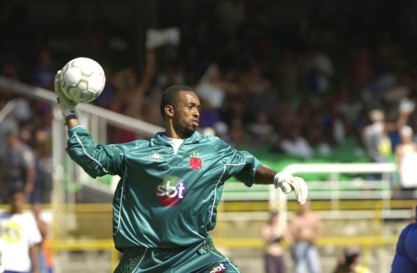 O Vasco foi campeão brasileiro de 2000 com essa icônica camisa de goleiro usada por Helton. Verde e com detalhes em preto, ficou na história do clube.