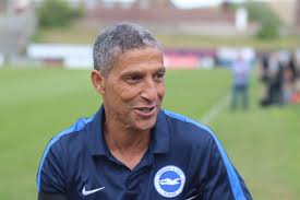 Chris Hughton - Foi assistente do Tottenham no começo da carreira. Treinou o Newcastle, Birmingham e Norwich. Foi vice-campeão da segunda divisão inglesa com o Brighton em 2016-17.