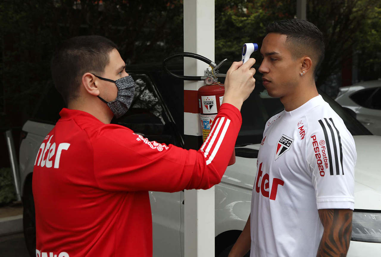 O lateral-direito Igor Vinícius medindo a temperatura antes de começar os trabalhos.