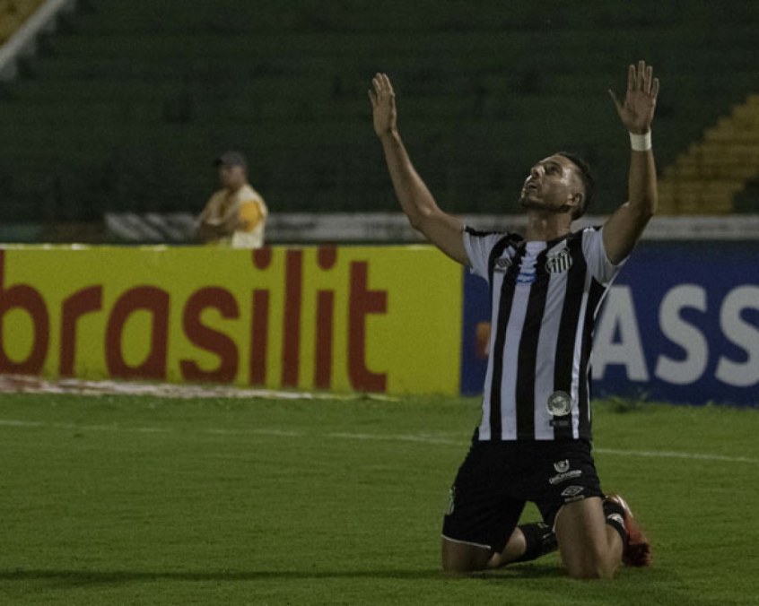 ESFRIOU - Após dar vitória ao Santos, o meia Jean Mota comentou sua 'quase saída' para o Fortaleza. O jogador afirmou que sempre quis ficar no Peixe. Seu contrato vai até junho de 2022. 