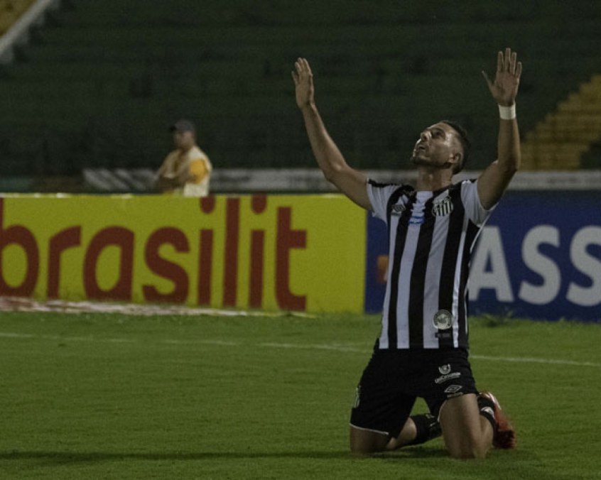 ESFRIOU - Nas últimas semanas, uma das principais pautas em torno do Santos referiu-se a uma possível venda de Jean Mota ao Fortaleza. Contudo, como um efeito gangorra, as tratativas que avançaram e travaram recorrentemente, esfriaram de vez. Com isso, o meia deve ficar no Peixe.