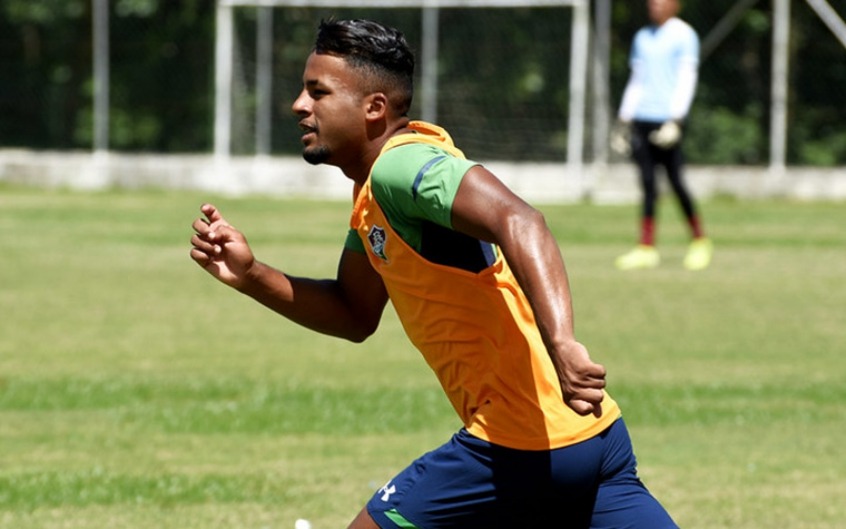 ESQUENTOU - O atacante Jefferson (foto), do sub-20, e o meia Lucas Ribeiro, o Macula, do sub-23, estão em negociações para deixar o Fluminense rumo ao Estoril, de Portugal. A situação do primeiro está mais encaminhada e o acerto deve ocorrer a qualquer momento pelo empréstimo por uma temporada.