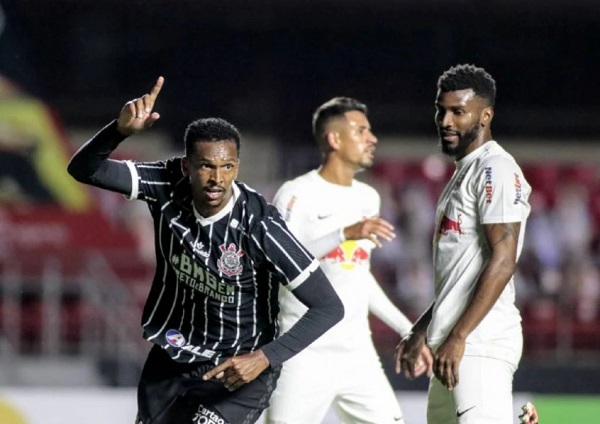 A reestreia de Jô com a camisa do Corinthians não poderia ser melhor. No primeiro jogo de sua terceira passagem pelo clube, o centroavante marcou um dos gols na vitória por 2 a 0 sobre o Red Bull Bragantino, resultado que colocou a equipe nas semifinais do Paulistão. Revelado pelo clube em 2003, o jogador é um dos maiores artilheiros do Corinthians nesse século. Com o tento dessa quinta, são 44 gols com a camisa alvinegra, apenas dois a menos que Tevez. Confira o ranking de goleadores!