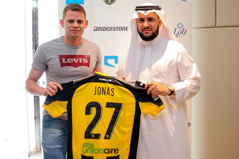 Jonas - Ex-Flamengo, o volante brasileiro Jonas está no Al Ittihad, da Arábia Saudita, desde julho de 2018 e tem contrato até junho de 2021. O jogador de 29 anos tem seu valor estimado em 275 mil euros (cerca de 1,8 milhões de reais), de acordo com o Transfermakt.
