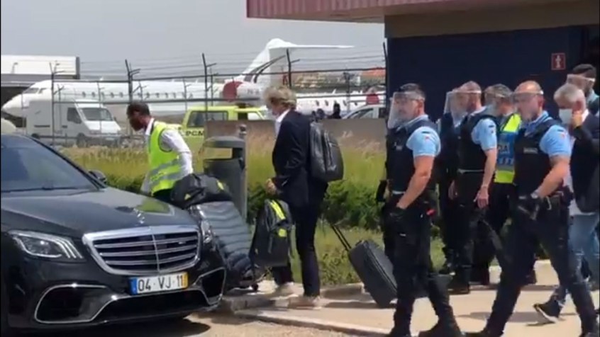 FECHADO - O técnico Jorge Jesus chegou a Lisboa para assumir o comando do Benfica. Após se despedir do elenco do Flamengo na última segunda-feira em um almoço no Ninho do Urubu, o 'Mister' deixou o Brasil por volta das 23h (de Brasília). Jesus aterrizou em Portugal por volta das 12h (horário local, 8h no Brasil).