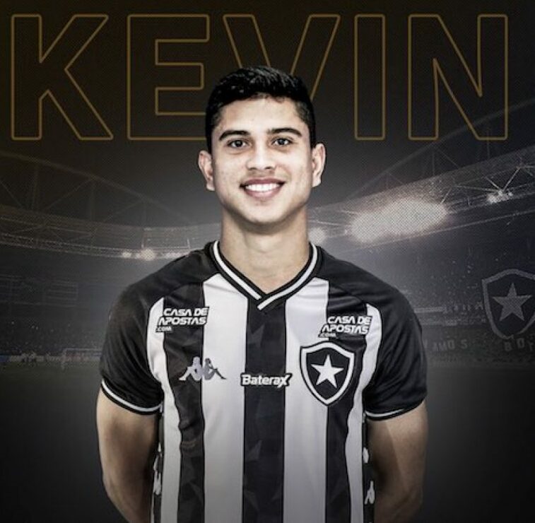 FECHADO - O Botafogo oficializou a chegada de mais um reforço para a disputa do Campeonato Brasileiro. Por meio de um vídeo publicado nas redes sociais, nesta quarta-feira, o Glorioso  anunciou o lateral-direito Kevin, ex-Grêmio, com direitos econômicos vinculados à Tombense-MG. O jogador de 22 anos será apresentado após o treino, no Nilton Santos.