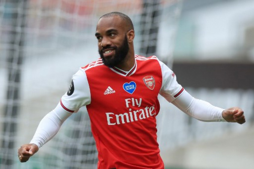 ESQUENTOU - O Atlético de Madrid está em busca do atacante Lacazette, do Arsenal, para a próxima temporada, de acordo com a imprensa inglesa. Por conta da crise financeira, os colchoneros não podem pagar as cifras avaliadas pelo jogador, mas pensam em envolver Thomas Lemar e Vitolo na operação para convencer os Gunners.