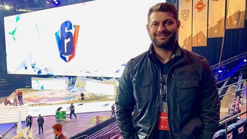 Leo Bianchi também está fora da TV. Ele saiu da Globo em outubro de 2019 depois de ter tentado, sem sucesso, alavancar um projeto no segmento digital da empresa. Hoje ele tem um blog no UOL e fala sobre e-Sports.