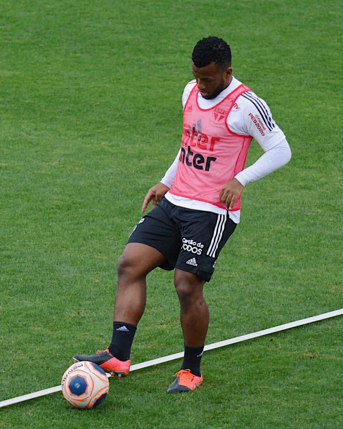 FECHADO - O São Paulo decidiu renovar o contrato do volante Luan por mais um ano, agora até dezembro de 2023. O jogador foi alvo de especulações de transferências no último mês.