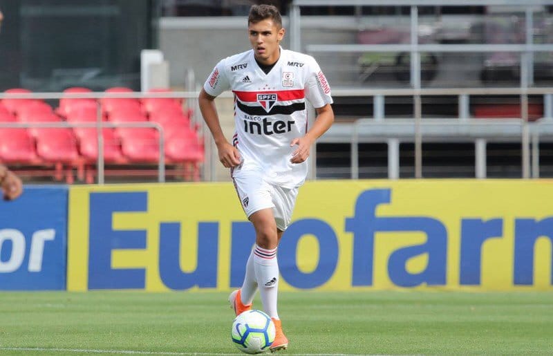 ESQUENTOU - O zagueiro Lucas Fasson, uma das principais promessas do São Paulo, comunicou o Tricolor que deseja uma rescisão unilateral do seu contrato. O Tricolor foi pego de surpresa pela atitude do jogador. Segundo o atleta, o Barcelona B tem interesse na sua contratação.