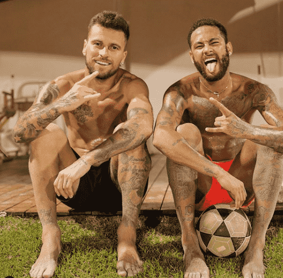 Lucas Lima ainda não sabe se será titular, mas, durante a quarentena, postou diversas fotos de treinos, seus looks, com os cachorros, videogame e com o amigo Neymar.