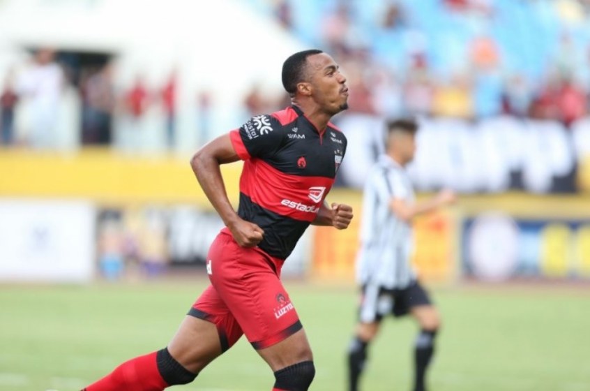 MORNO - Um dos nomes ventilados Botafogo foi o de Marlon Freitas, atualmente no Atlético-GO. Porém, o jogador afirmou em entrevista ao LANCE!, que não pretende deixar a equipe goiana nesse momento.