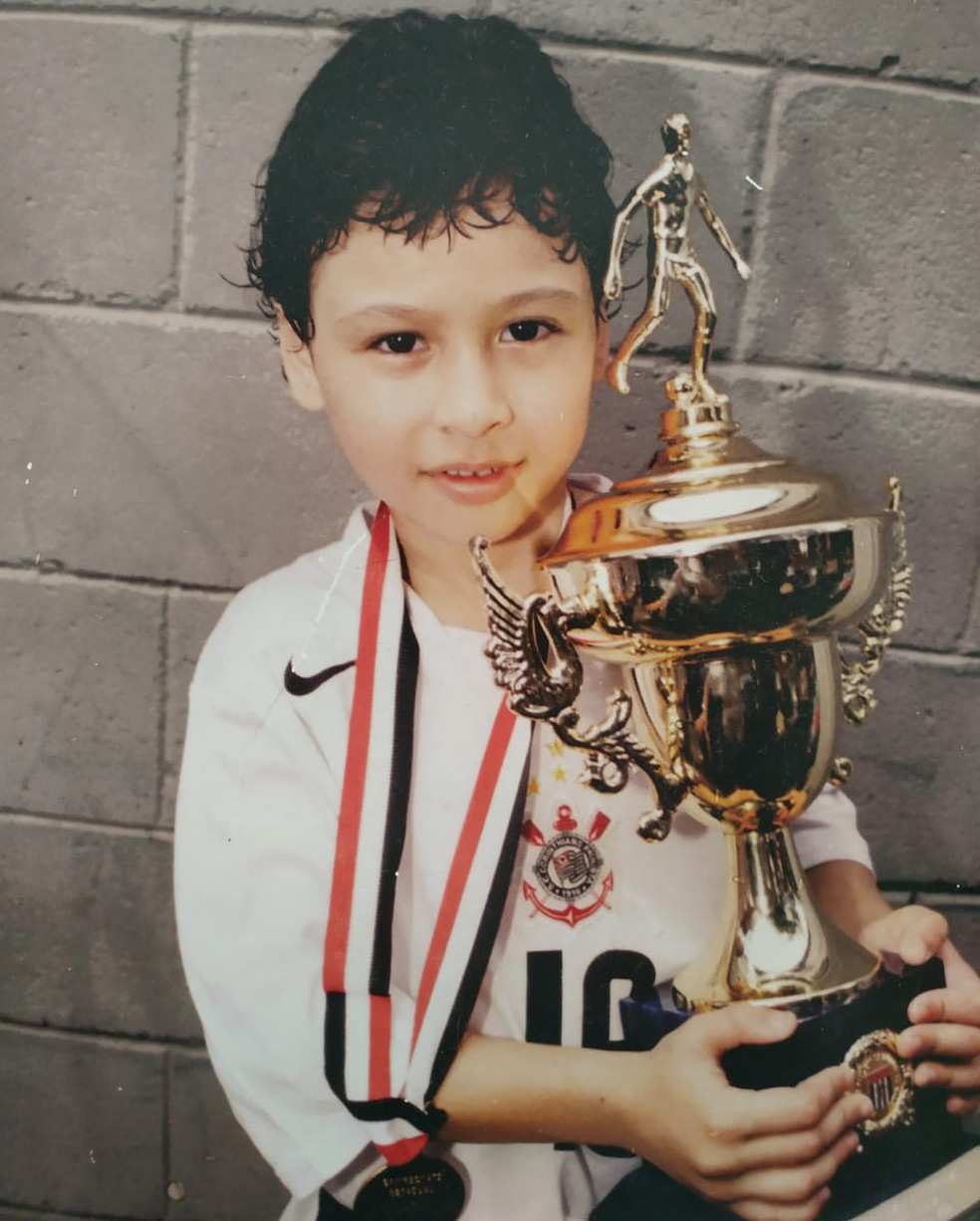 Começo no Corinthians - Gabriel Martinelli nasceu em Guarulhos no dia 18 de junho de 2001. Aos seis anos de idade, passou a jogar no futsal do Corinthians. Dos 10 aos 13 anos, migrou para o futebol, mas saiu do clube por conta de sua mudança para Itu, após aposentadoria dos pais. Martinelli marcou 73 gols em 139 jogos pela base do Corinthians.