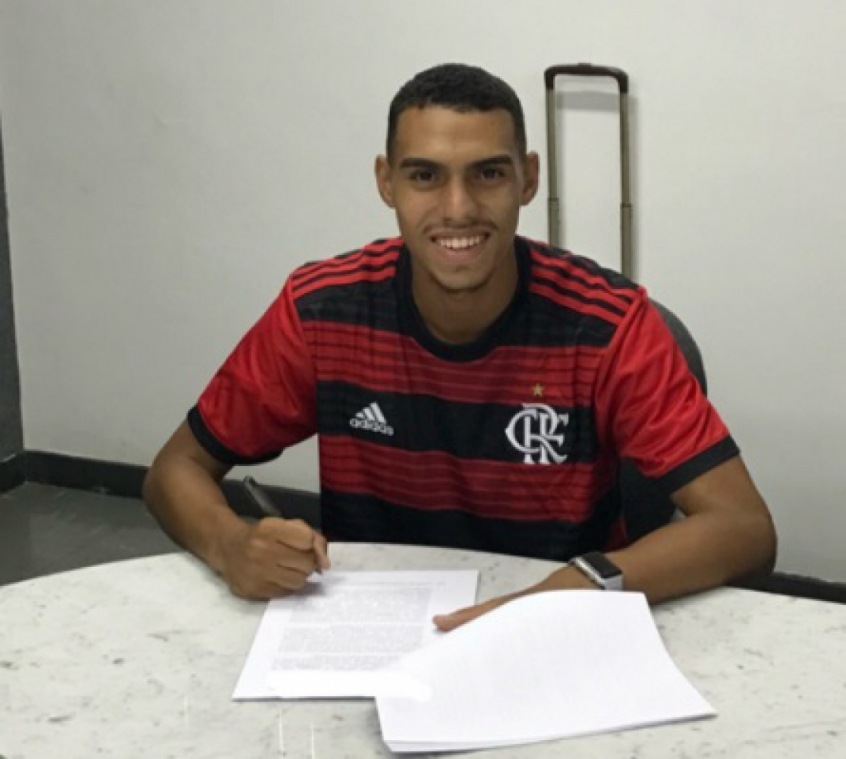 Destaque no sub-20 na posição mais carente do elenco profissional, o lateral-direito Matheusinho, de 19 anos foi contratado ao Londrina como promessa e subiu ao principal este ano. O Fla pagou R$ 1,2 milhões para trazer o jovem.