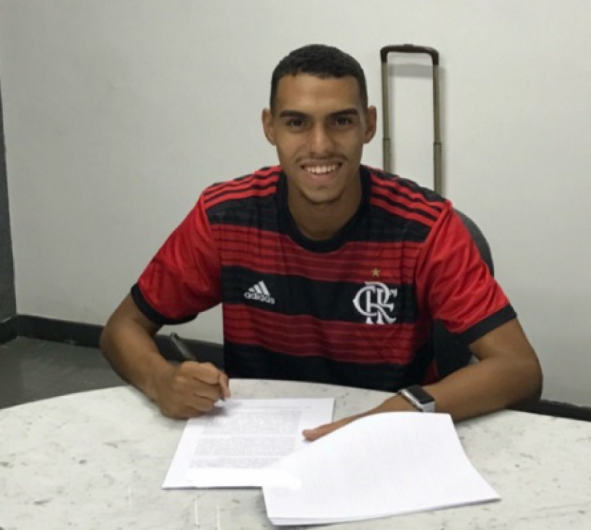 MATHEUZINHO - CONTRATO ATÉ: 30/06/2025 / Posição: lateral-direito / Nascimento: 08/09/ 2000 (19 anos) / Jogos pelo Flamengo: 4