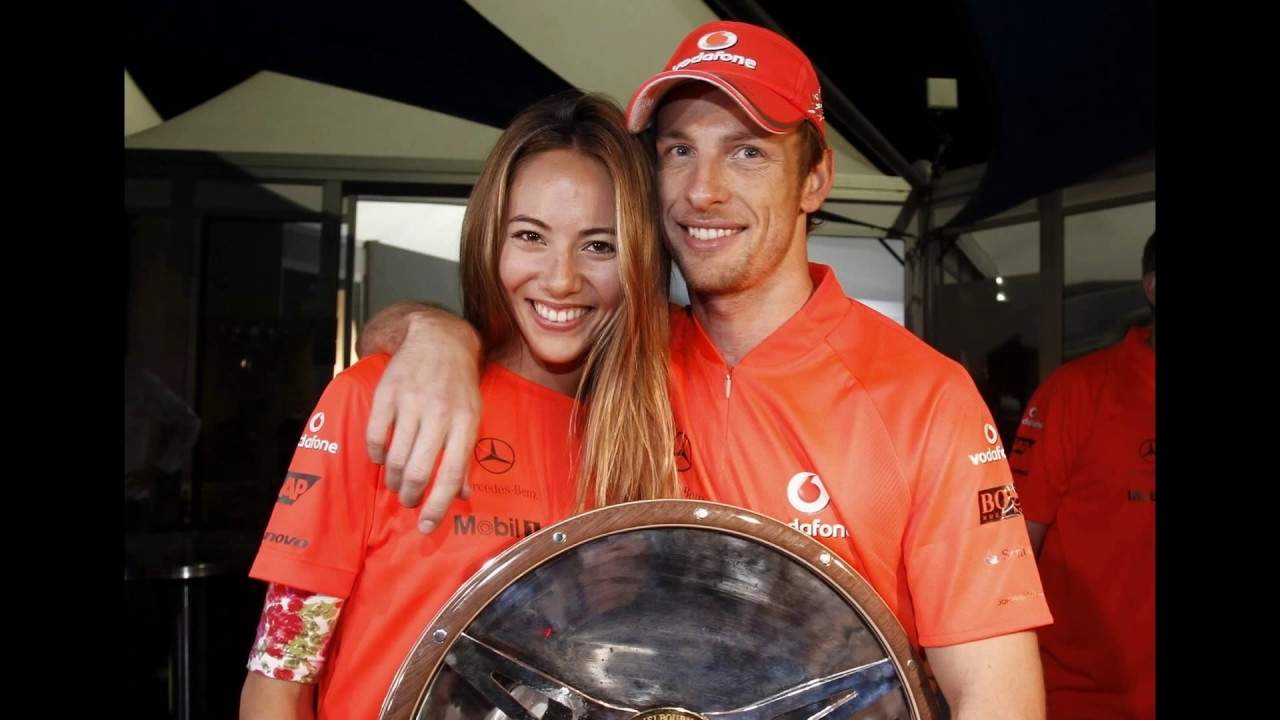 Campeão mundial de F1 em 2009, Jenson Button teve um casamento relâmpago com a modelo japonesa Jessica Michibata. O divórcio aconteceu apenas 12 meses depois do matrimônio